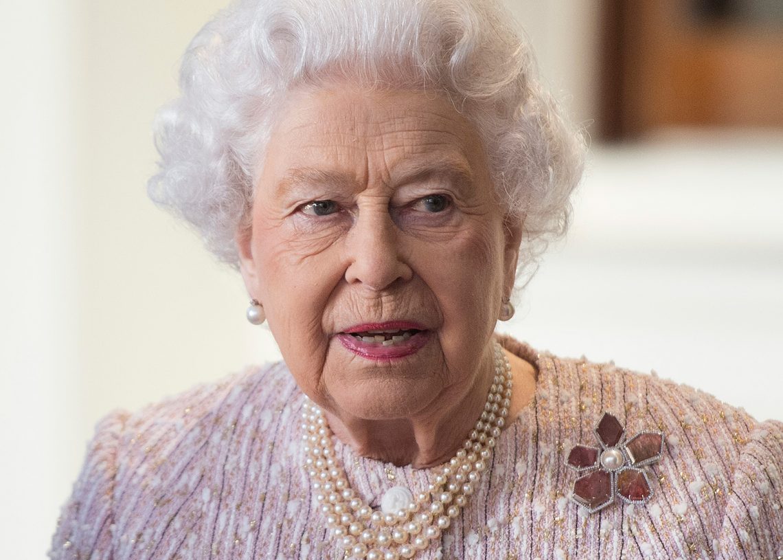 This is the real reason the Queen always wears pearls - Newzz